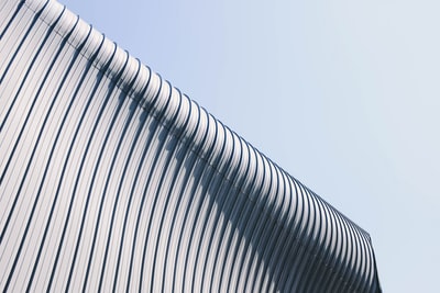 白天灰白色的楼顶